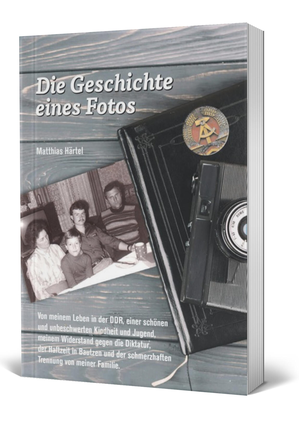 Die Geschichte eines Fotos – Buch von Matthias Härtel Buchcover des Buches ‚Die Geschichte eines Fotos‘ von Matthias Härtel. Authentische Erinnerungen eines ehemaligen politischen Häftlings der DDR, die um das Familienfoto von 1984 kreisen.