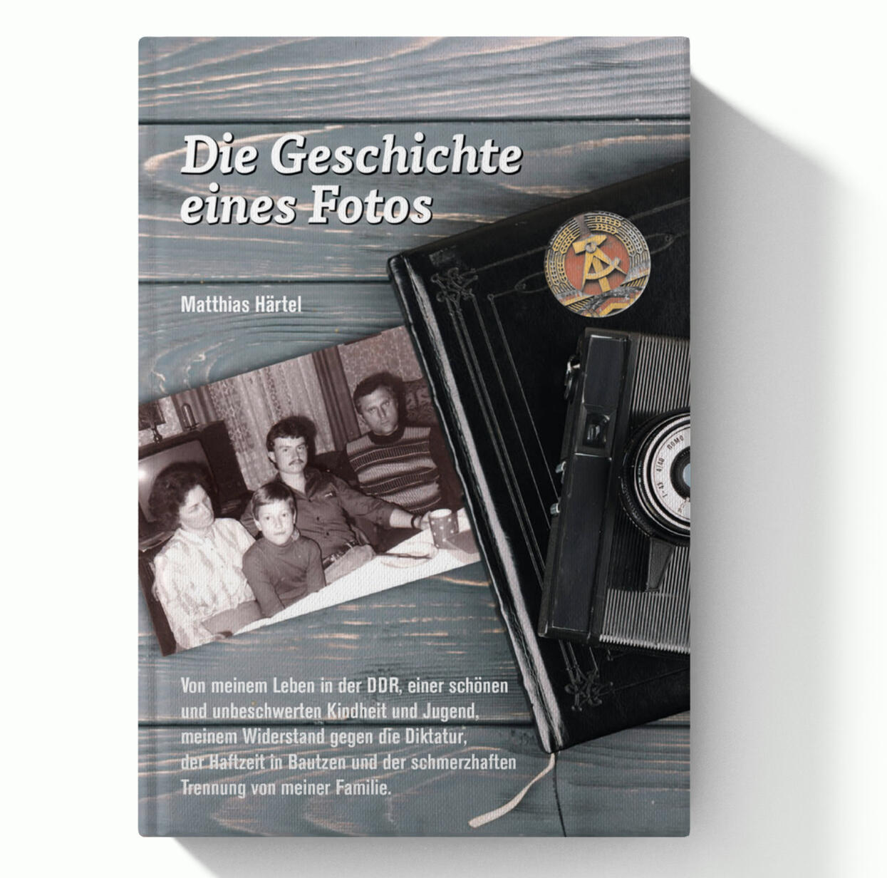 Die Geschichte eines Fotos – Buch von Matthias Härtel Buchcover und E-Book von ‚Die Geschichte eines Fotos‘ von Matthias Härtel. Authentische Erinnerungen eines ehemaligen politischen Häftlings der DDR mit dem zentralen Familienfoto von 1984.
