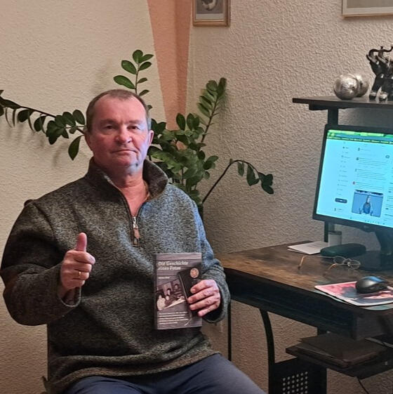 Matthias Härtel – Ehemaliger politischer Häftling der DDR und Autor Porträt von Matthias Härtel, ehemaliger politischer Häftling der DDR, Zeitzeuge und Autor. Er hält sein Buch ‚Die Geschichte eines Fotos‘ in der Hand