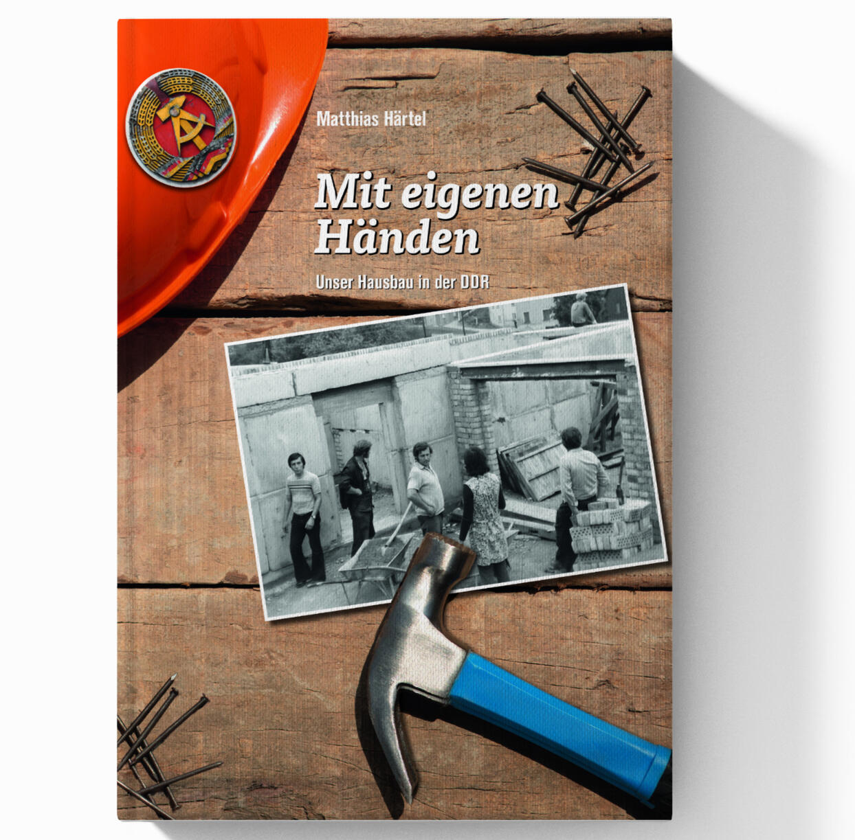 Die Geschichte eines Fotos – Buch von Matthias Härtel Buchcover und E-Book von ‚Die Geschichte eines Fotos‘ von Matthias Härtel. Authentische Erinnerungen eines ehemaligen politischen Häftlings der DDR mit dem zentralen Familienfoto von 1984.